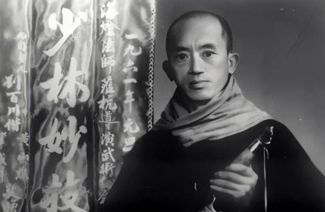 原创海灯法师77岁凭借二指禅倒立走红圆寂多年后徒弟说出事情真相