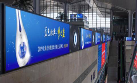 南站高铁站台层 三面直梯灯箱广告太原南站到达层--出站楣头灯箱广告