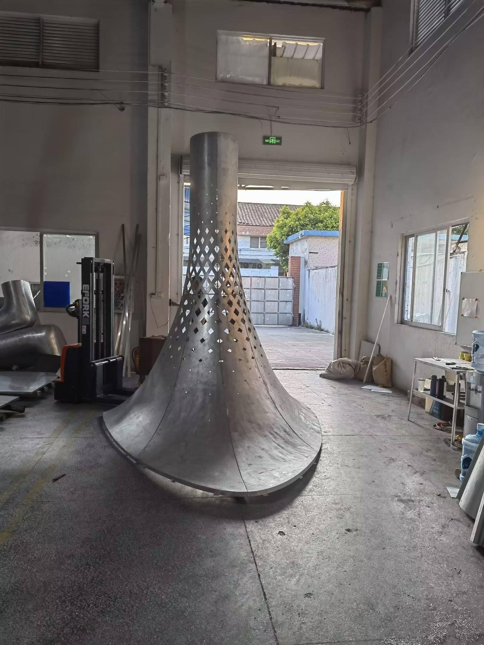 双曲铝单板在光影中闪烁充满理想主义色彩