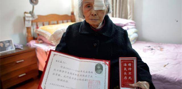 张淑英中学毕业后,钟崇鑫毫不犹豫地向她求婚,两人选择了西式婚礼