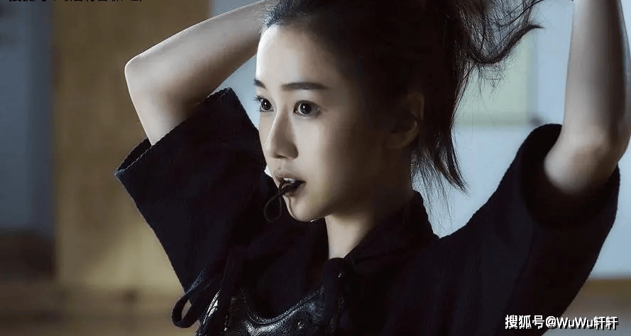 32岁刘美含晒比基尼美照,露甜美笑容少女感十足,网友:泳装女神