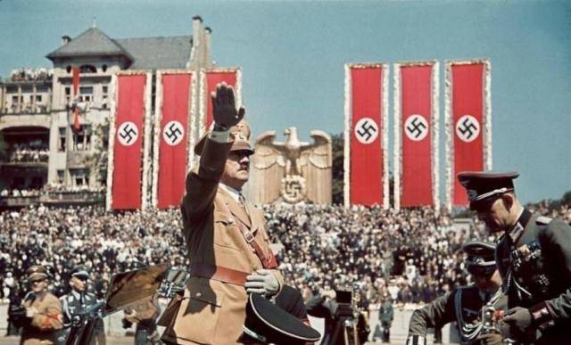 希特勒在德国掌权后,为了强化集权统治,组建了党卫军,下辖3个师,其中