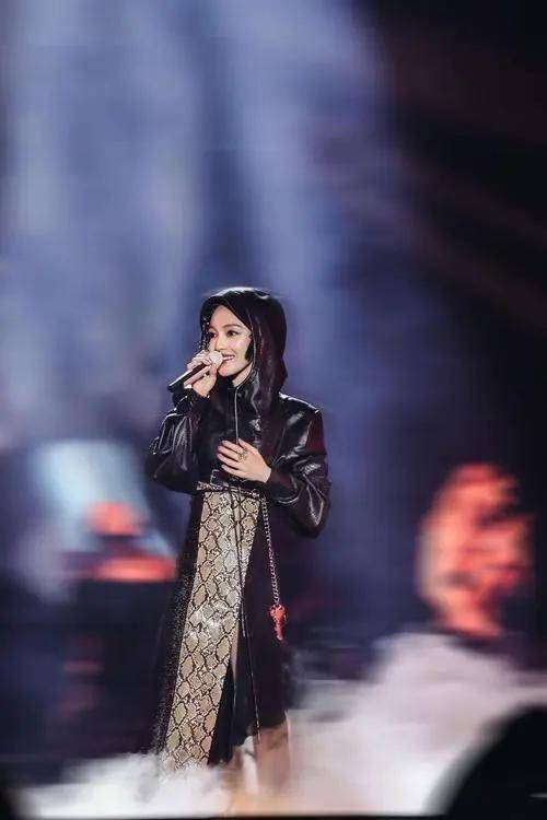 张韶涵演唱会造型遭台媒不友善报道,网友力挺歌手展现