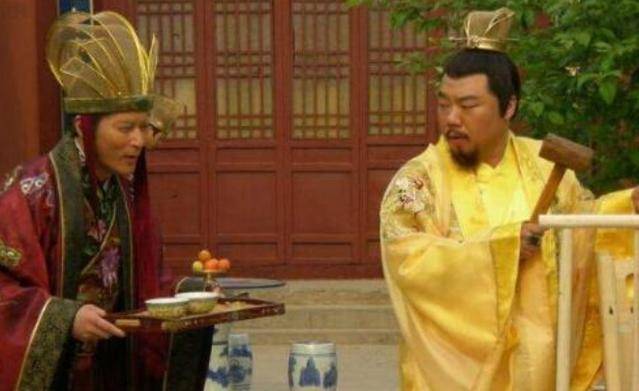 这个人就是义忠亲王老千岁,第十三回"秦可卿死封龙禁尉"人称"老千岁".