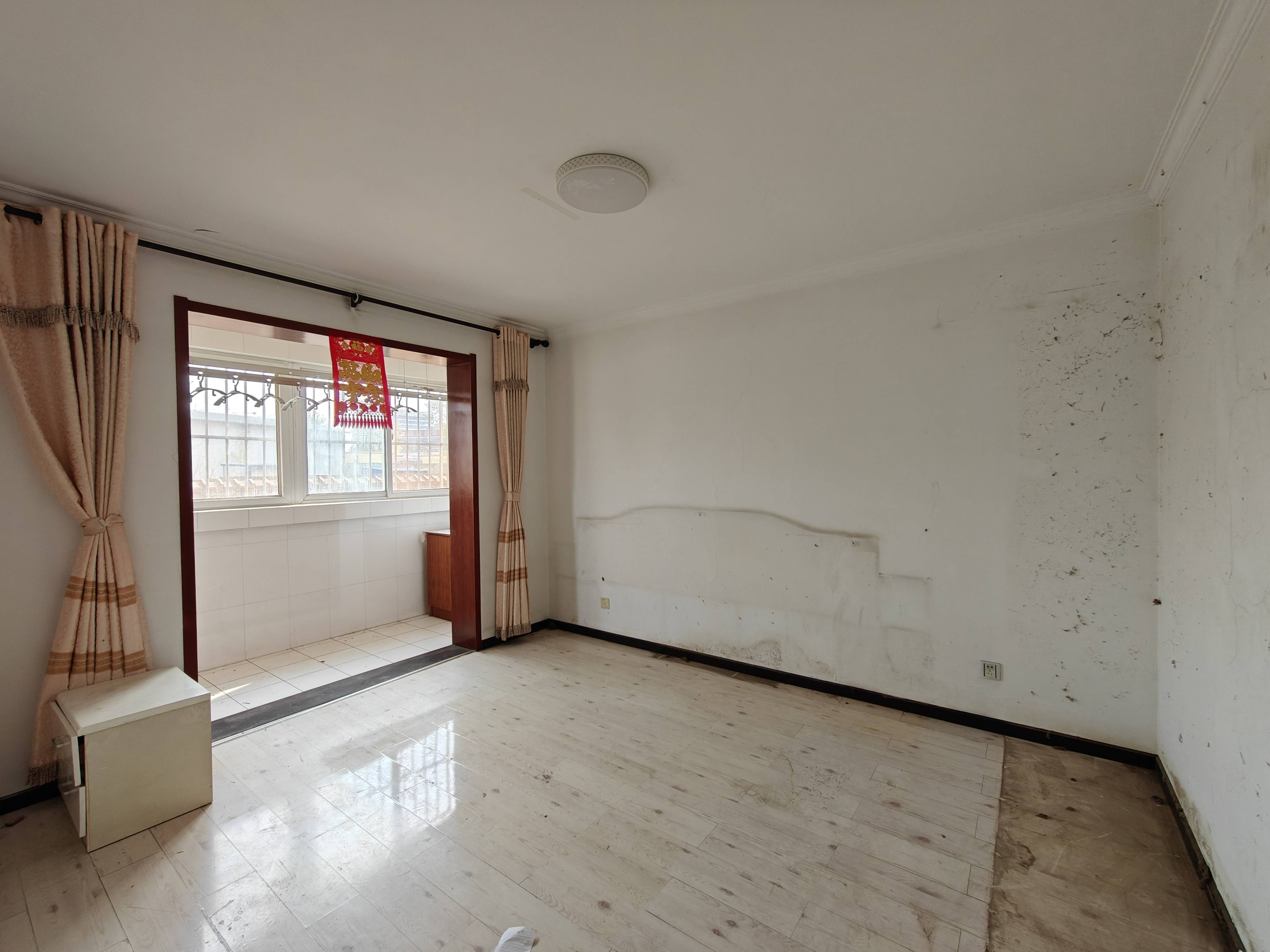 层次感北向这边是个储物间南向厨房,因为是一楼,可以在烟道位置做改动