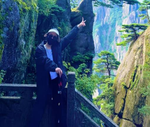 第二天:前往黄山风景区>游览玉屏楼>迎客松>远眺天都峰>百步云梯>天海