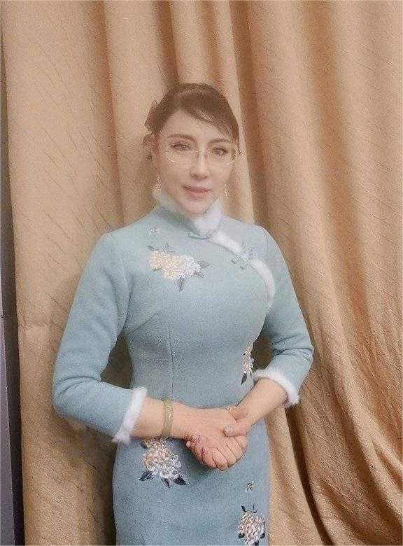 云草,本名孙玉芳,内蒙古锡林郭勒盟人,现居山东日照,山东省作家协会