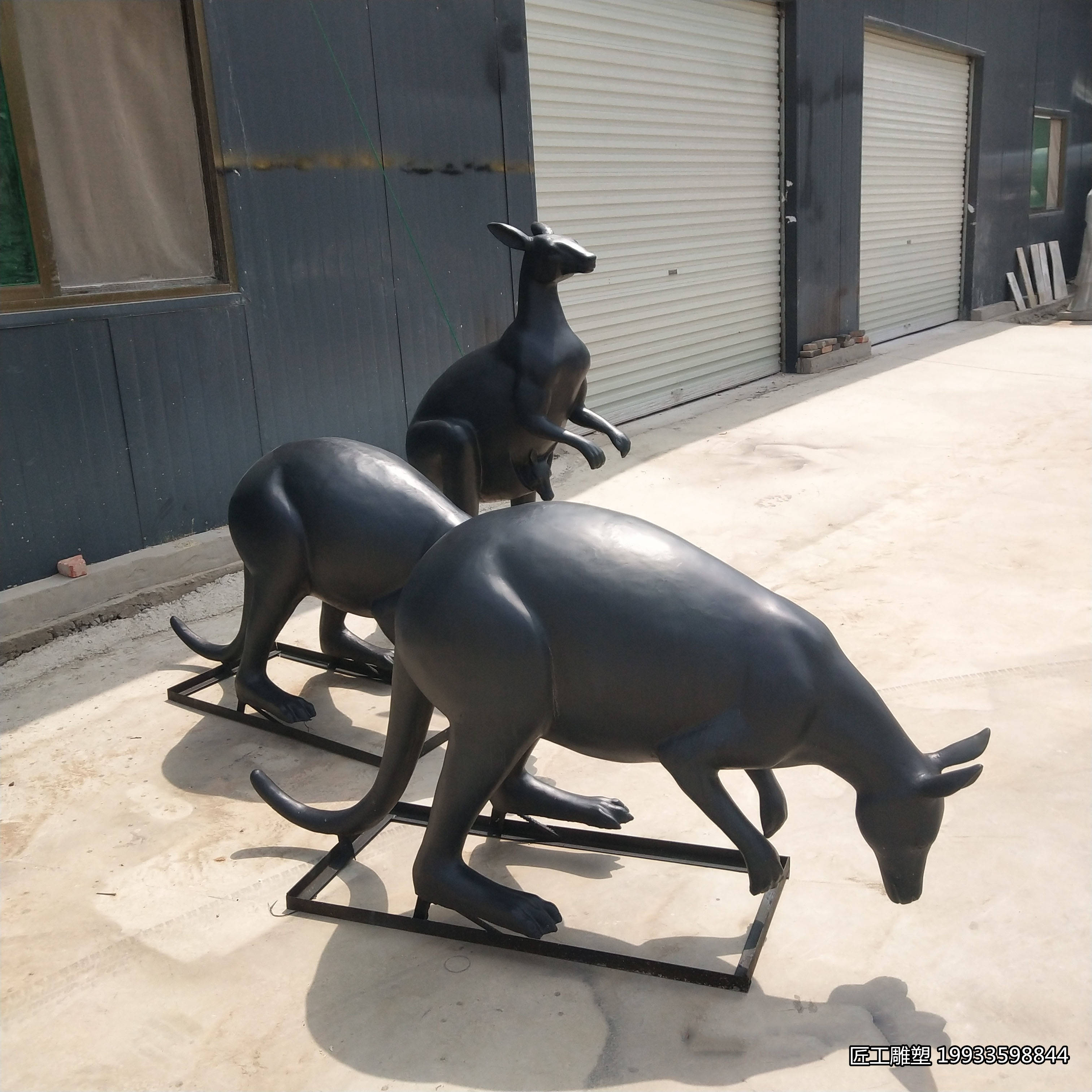 玻璃钢仿铜袋鼠雕塑 户外广场景观动物摆件