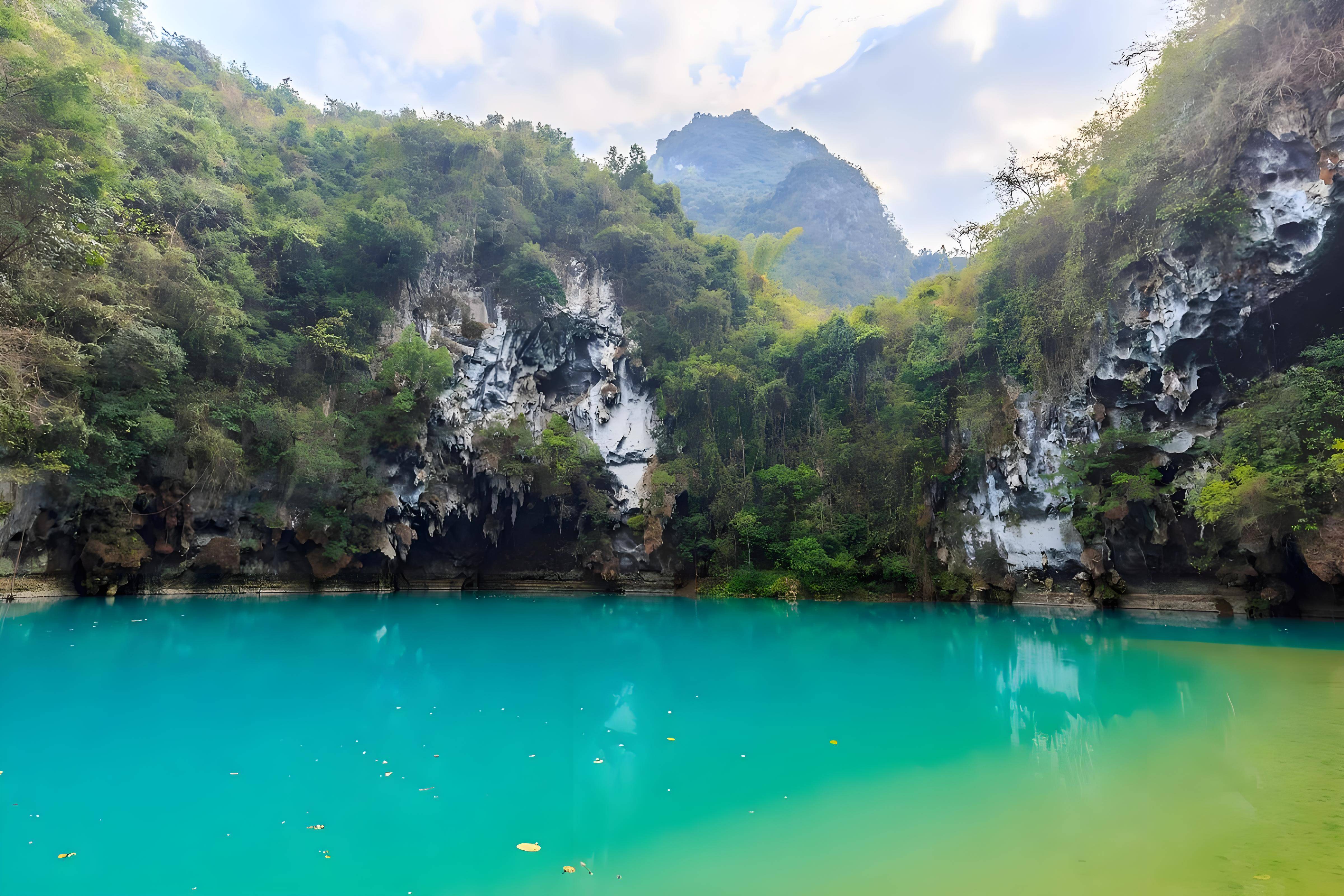 探秘广西凤山的碧水秘境——三门海