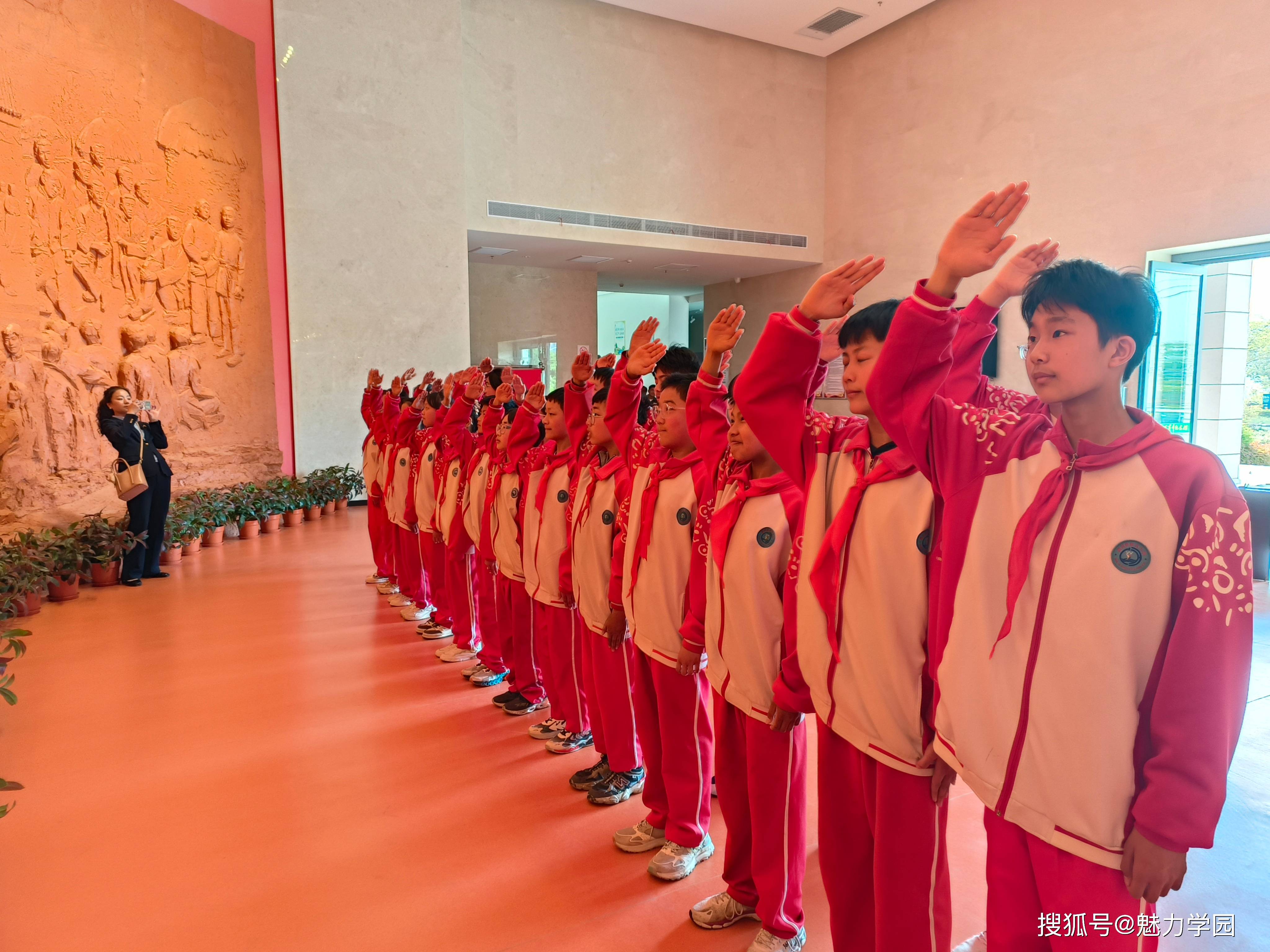 学生代表柴雨辰发出倡议:大家要自觉争当红色基因的传承者与实践者