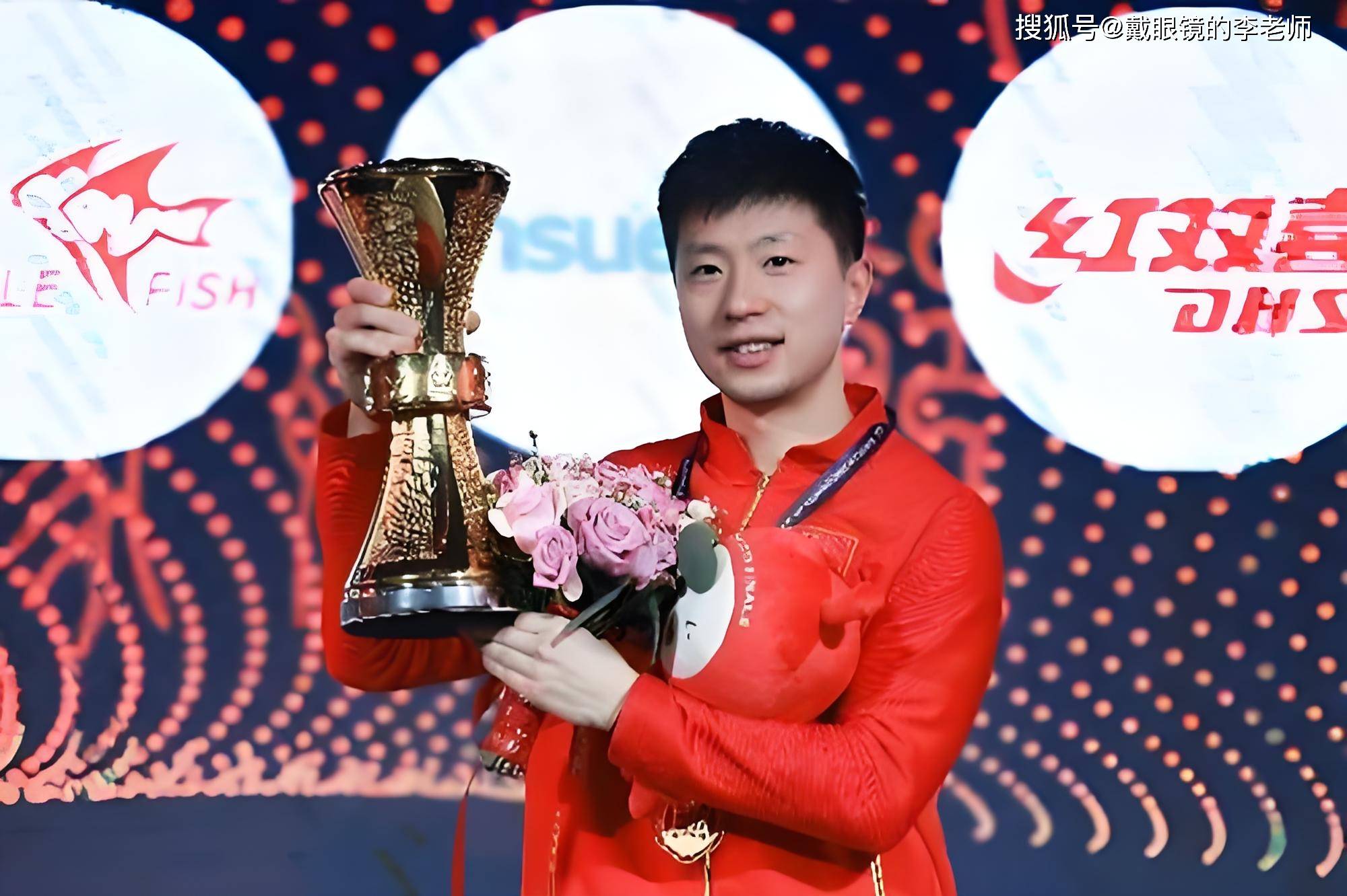 在2024年澳门国际乒联世界杯的男单决赛中,中国乒乓球队队长马龙在一