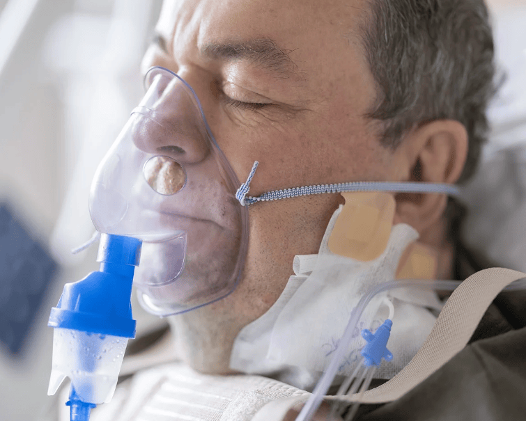 实施高压氧治疗的氧舱是如何监测氧气浓度的?