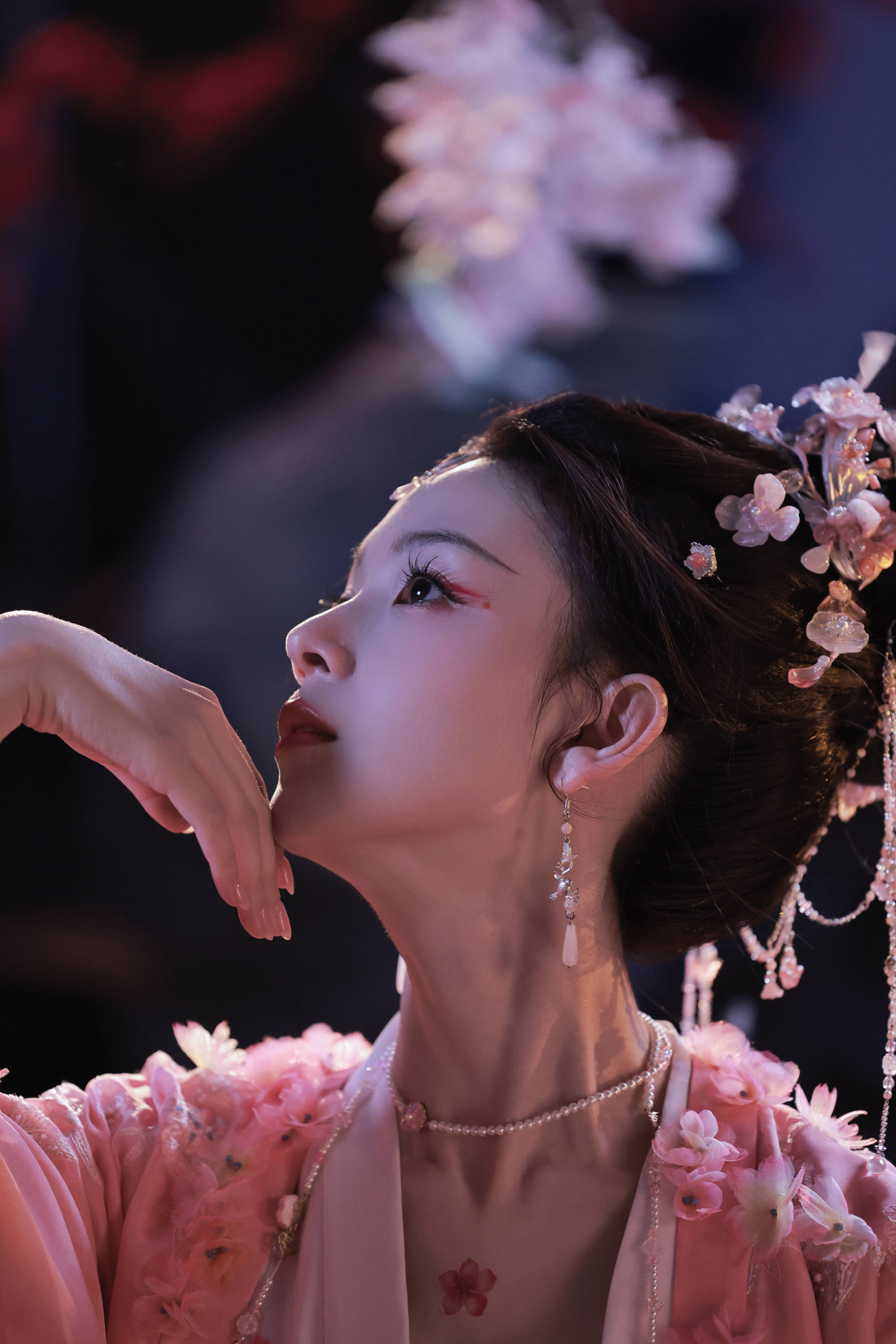 陈瑶化桃花妆明艳夺目 月下起舞身姿翩翩宛如仙子_造型_新剧_照片