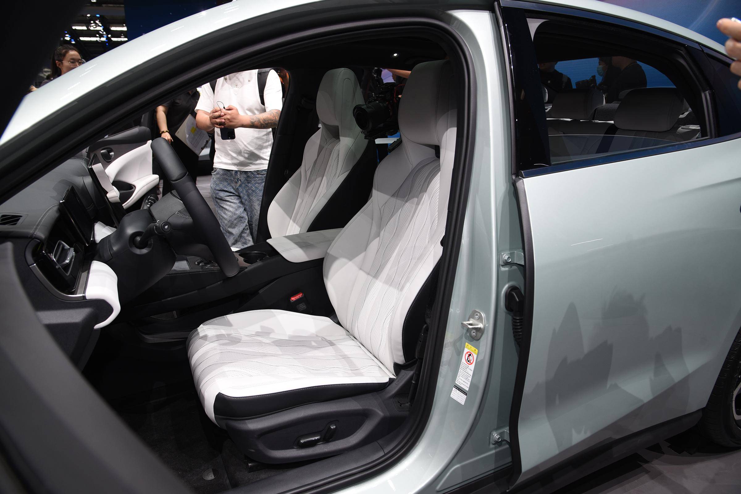 中型车/售价或超过12万元 比亚迪海豹06 dm-i亮相2024