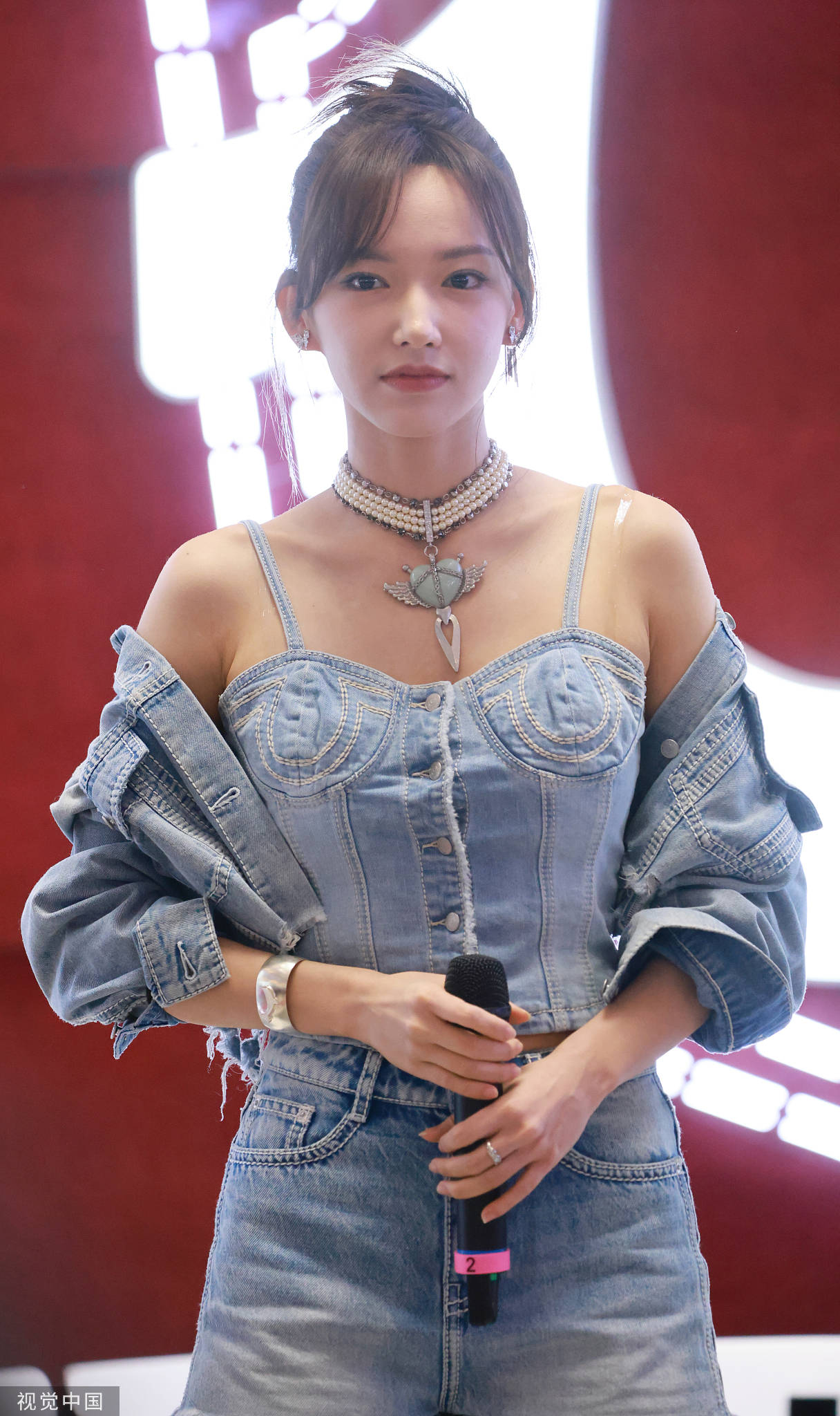 程潇穿吊带套装出席活动 秀香肩美腿青春热辣-搜狐大视野-搜狐新闻