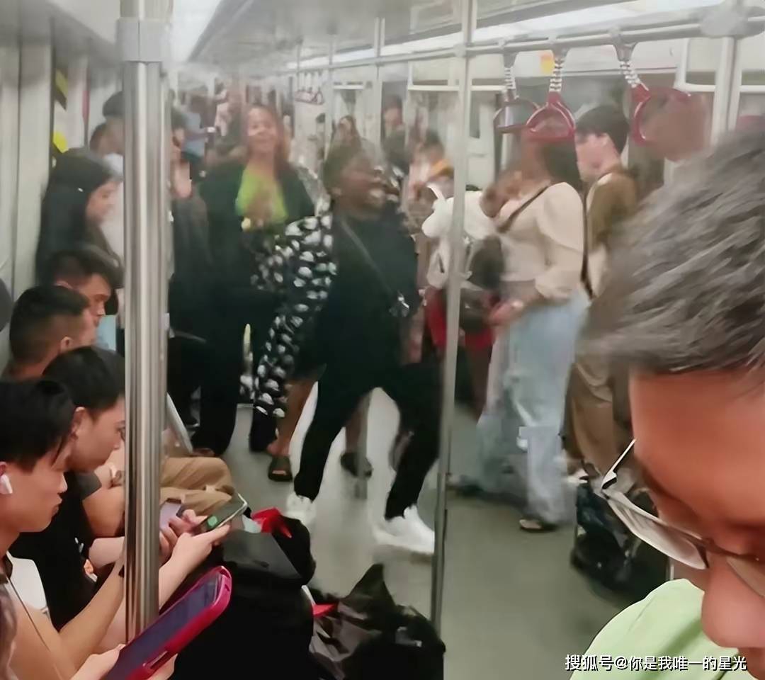 广州5名黑人地铁跳舞喧哗,车上乘客默不作声,引发热议