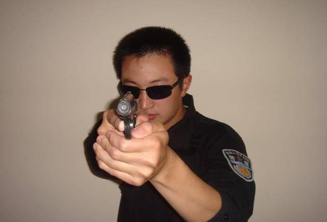 帅爆了的持枪姿势不一定实用,真正的持枪姿势可能很丑