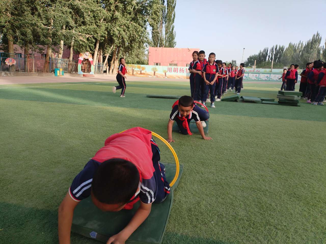 若羌县第二小学举办"弘扬马兰精神 争做强国少年"首届体育节暨全员