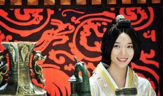 她利用女儿把侄子推上皇帝宝座,却因养小丈夫而晚节不保