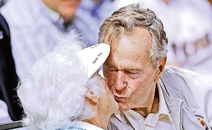 2018年,彼此初恋相守73年的爱妻芭芭拉去世,老布什哭得像个孩子