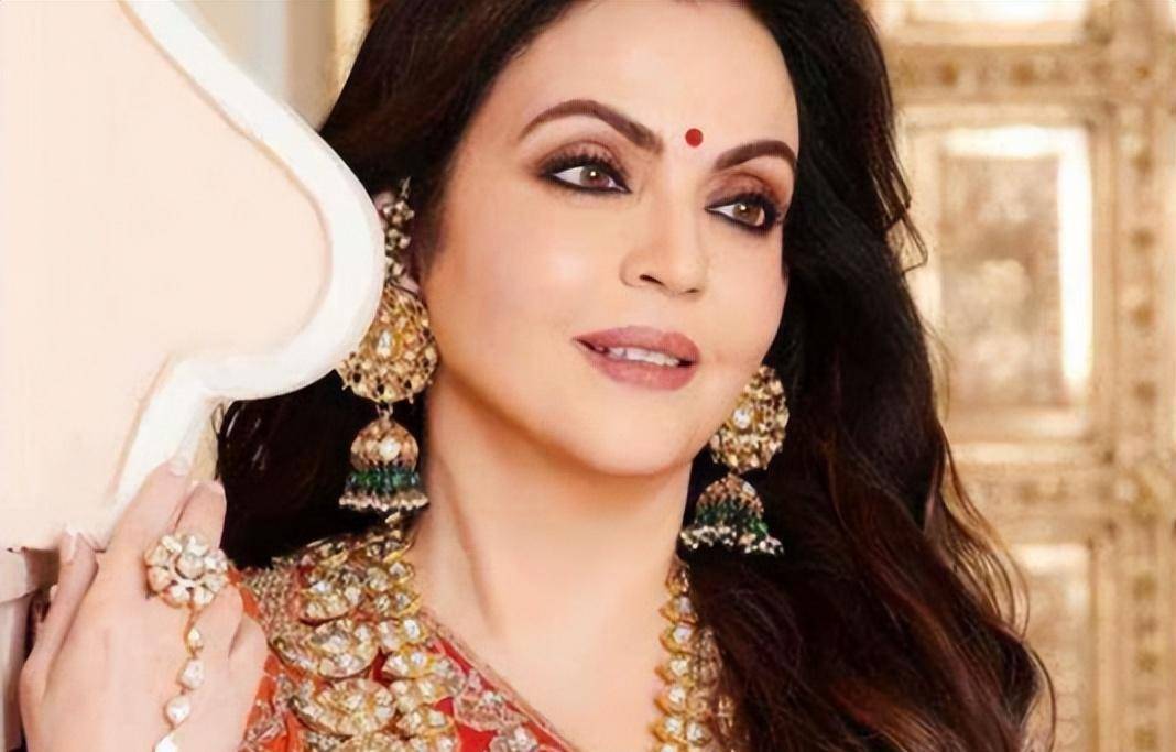 印度首富夫人有多受宠?跑车镶3万颗钻石,鼻孔上挂着顶级祖母绿