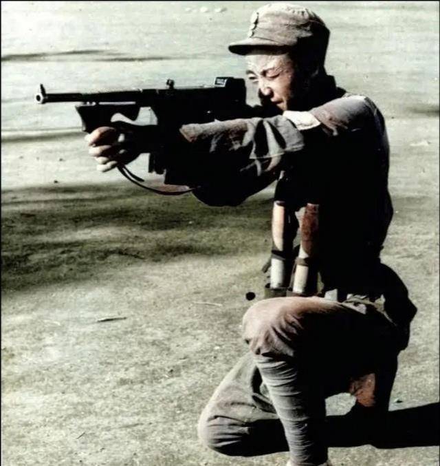 为什么说《亮剑》中楚云飞的卫队,用汤姆逊冲锋枪更合适?