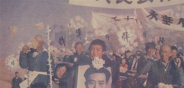 焦裕禄病逝2年后迁坟兰考,十万百姓车站哭迎,下葬时妻撞向棺木