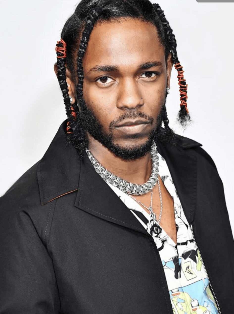 5月8日,据外媒,当地时间7日凌晨2点左右,rapper"公鸭"drake的豪宅外