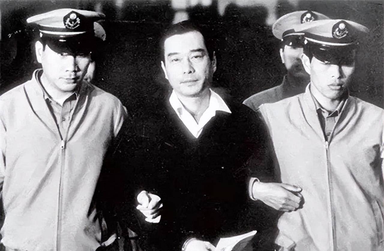 台湾黑帮大佬张安乐,扛五星红旗游行,唱"大中国"梦想祖国统一