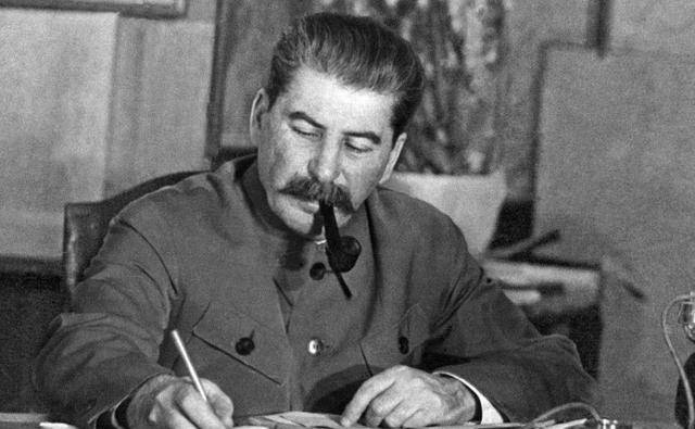 父亲是德国人,母亲是俄国人,在东京建立情报小组,人称间谍之王_理查德