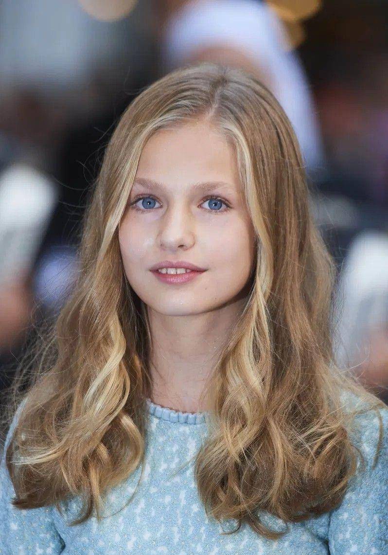 西班牙未来女王:13岁被印在硬币上,16岁身高1米75,婴儿肥可爱