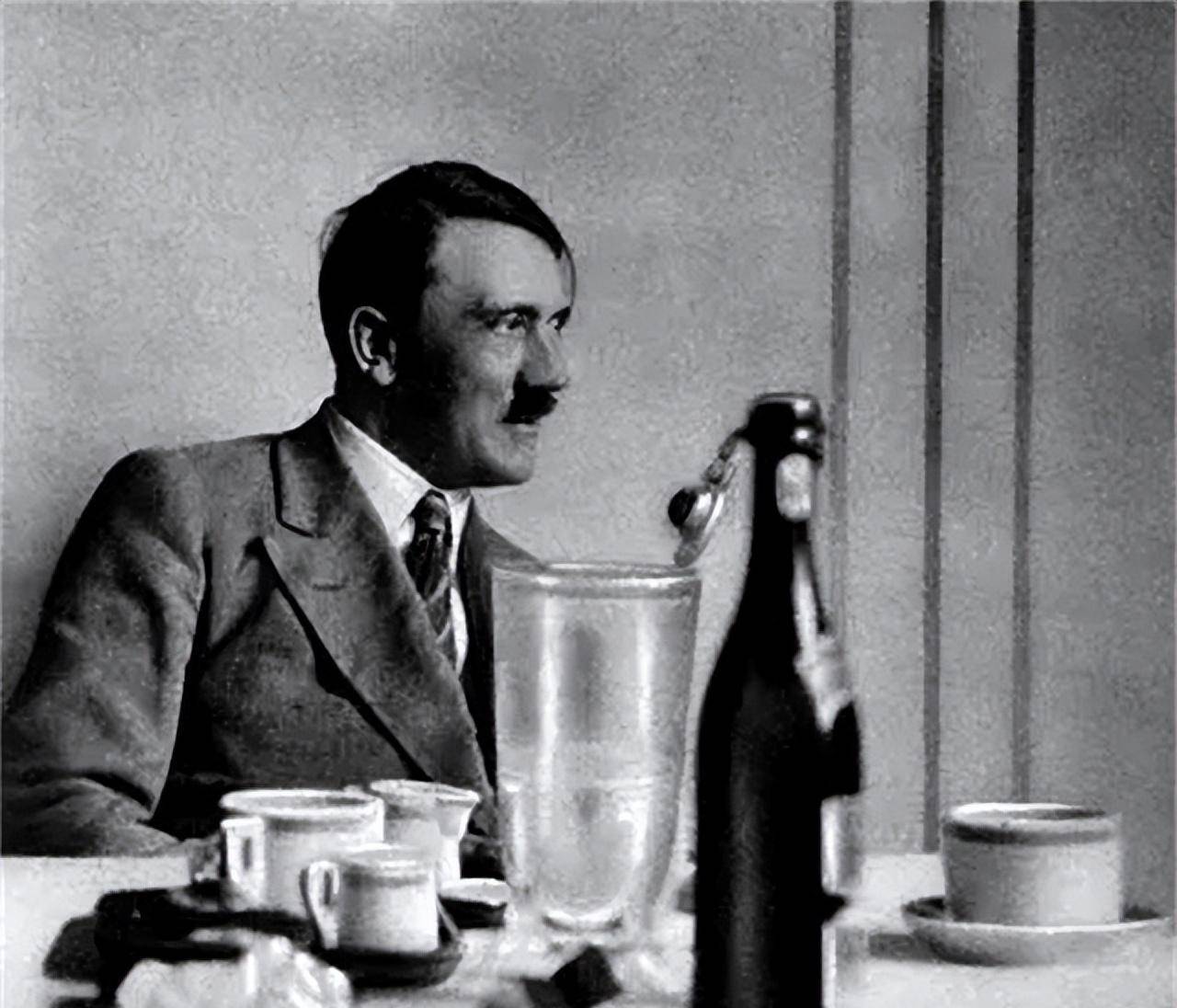 希特勒最后的结局:婚礼后开枪自杀,尸体被草草火化