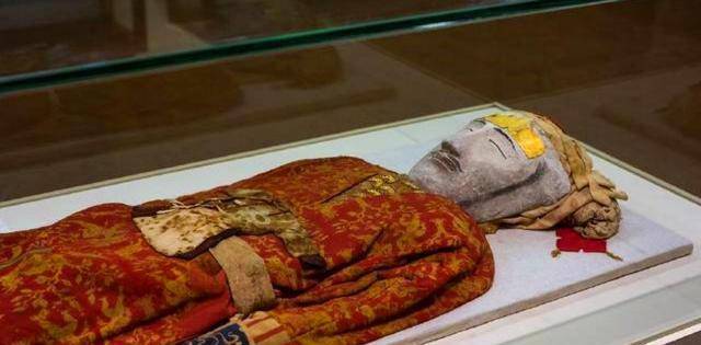 新疆挖出1000多年前男尸,身材高大衣着华丽,网友:美男子