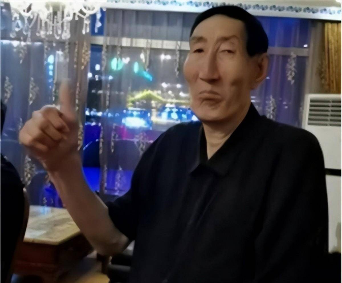 中国第一巨人鲍喜顺的儿子:如今14岁身高一米七多,与常人无异