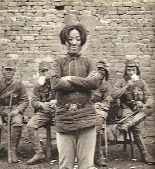 最后一个机枪手,拔出自己的手榴弹与日军同归于尽,自卫军那边也是伤亡