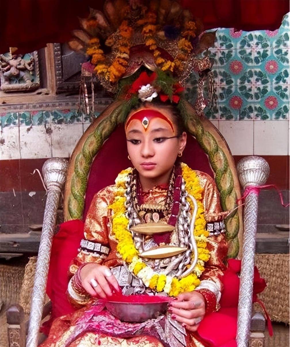 尼泊尔"活女神"不愁嫁?4岁上位,被供奉10年,出门脚不沾地