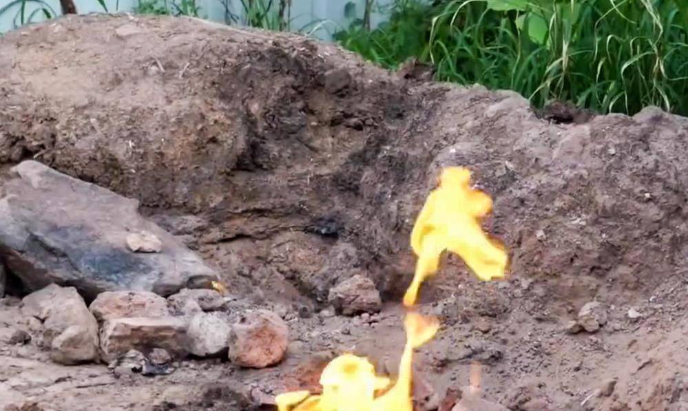 重庆一神秘村庄,一年四季地上持续冒火不惧风雨,已经燃烧60多年_地火