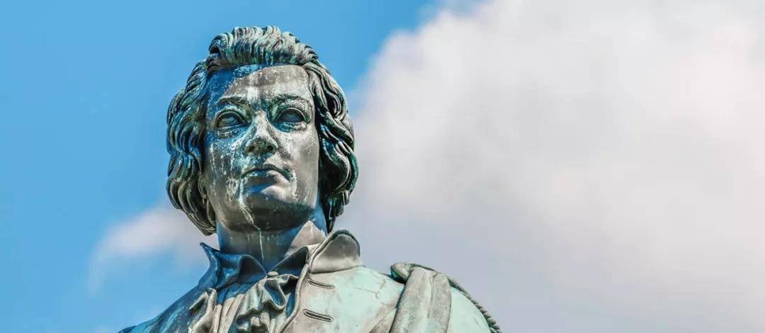 莫扎特关于他的音乐才华与成就,就不用我们赘述了,只能用顶级来形容