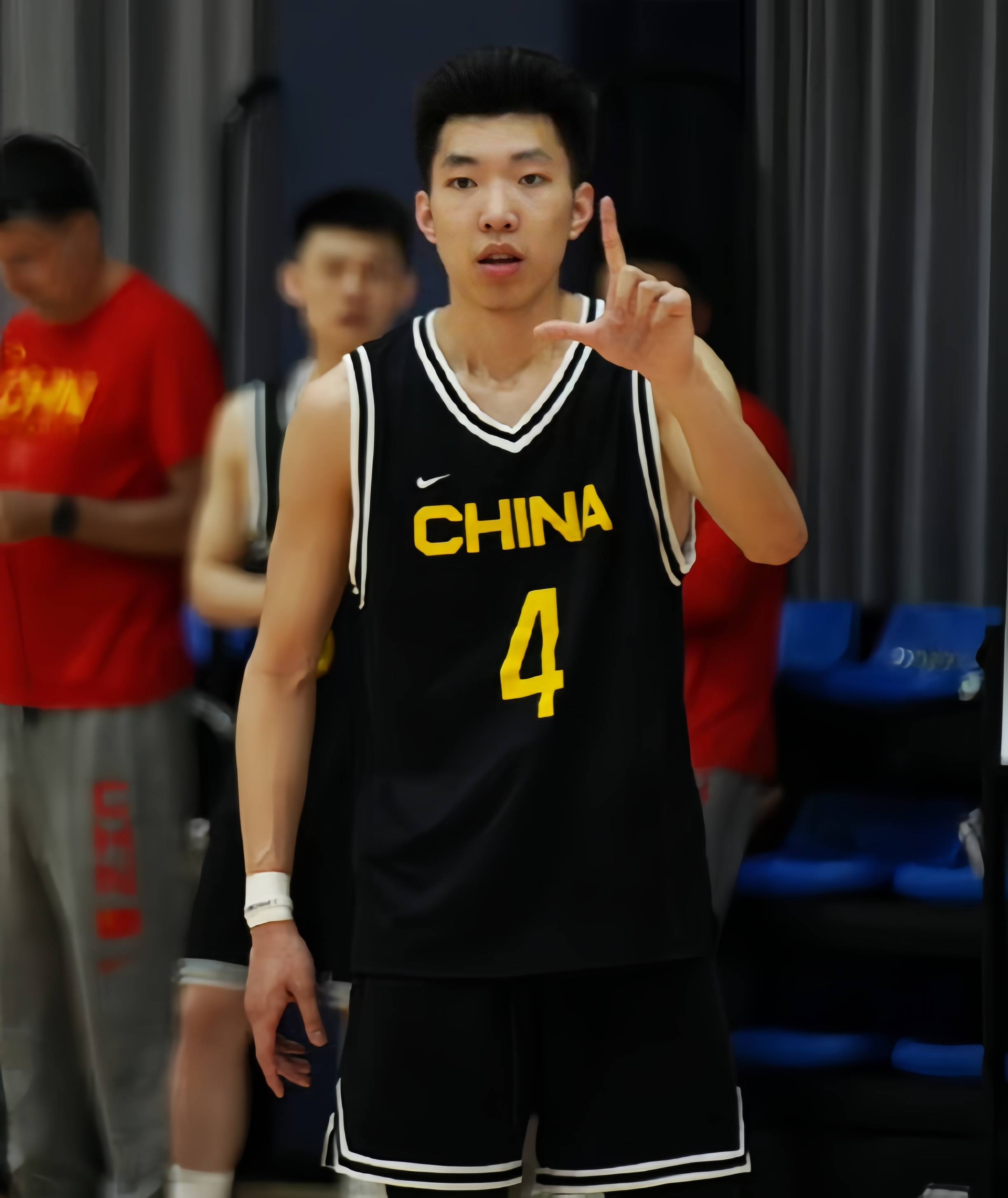 男篮热身赛评分!杨瀚森等4人上双,林葳全队最佳,18岁小将首发