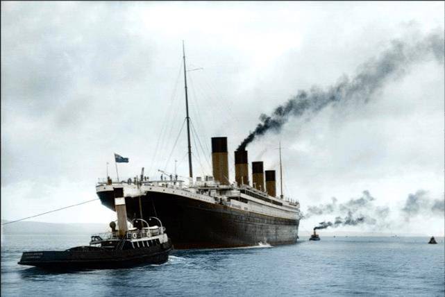 要撞上的冰山,船上散步的乘客_沉船_残骸_幸存者