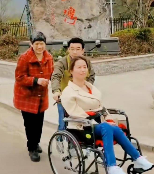 她34岁,全身瘫痪,用舌尖打字做电商,挣钱养活自己和聋哑母亲
