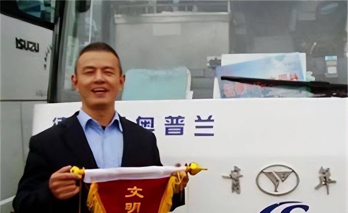 2012年"最美司机"吴斌生命的最后时刻:仍在操控客车将车停下