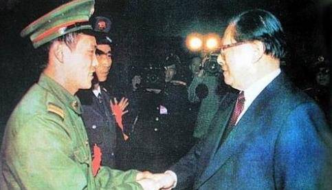 1993年,那位勇斗歹徒,身中14刀的英雄战士,如今现状如何?