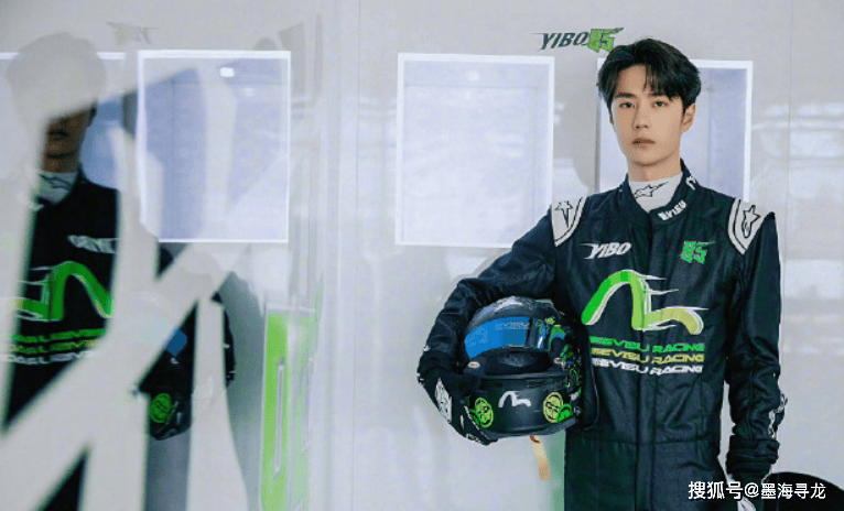 王一博赛车人设崩了,冲出赛道被嘲,坐摩托车还要助理打伞跟着跑