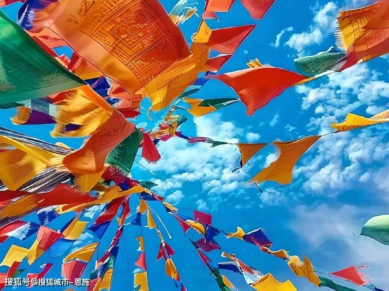 下午,来到白居寺,参观结合这座宝塔和寺庙的典型藏传佛教寺庙建筑.