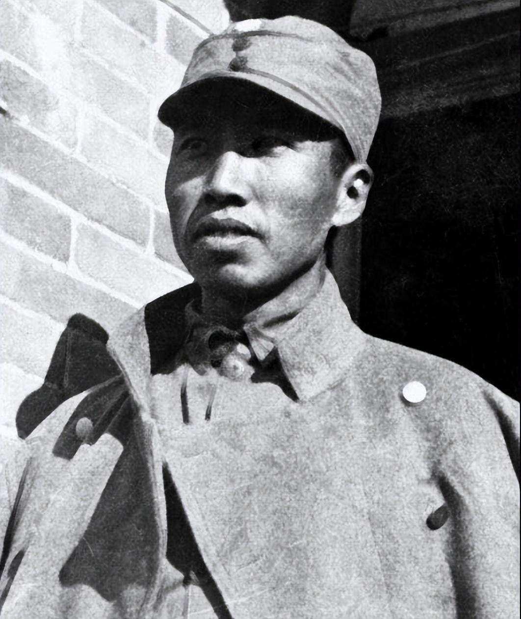 29年16岁少年偷偷参军,18年后成副司令返乡,遭亲母询问:你找谁