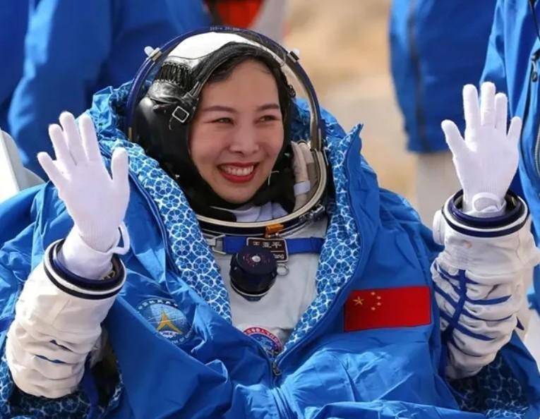 我国共13人上过太空,为何两位是航天英雄,其他是英雄航天员?