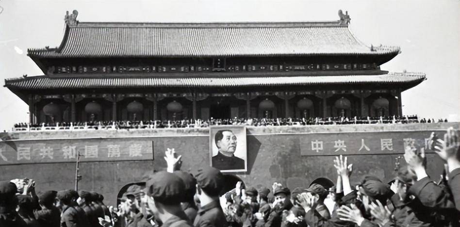 新中国成立后,为什么选择与苏联交好,而不选择美国?