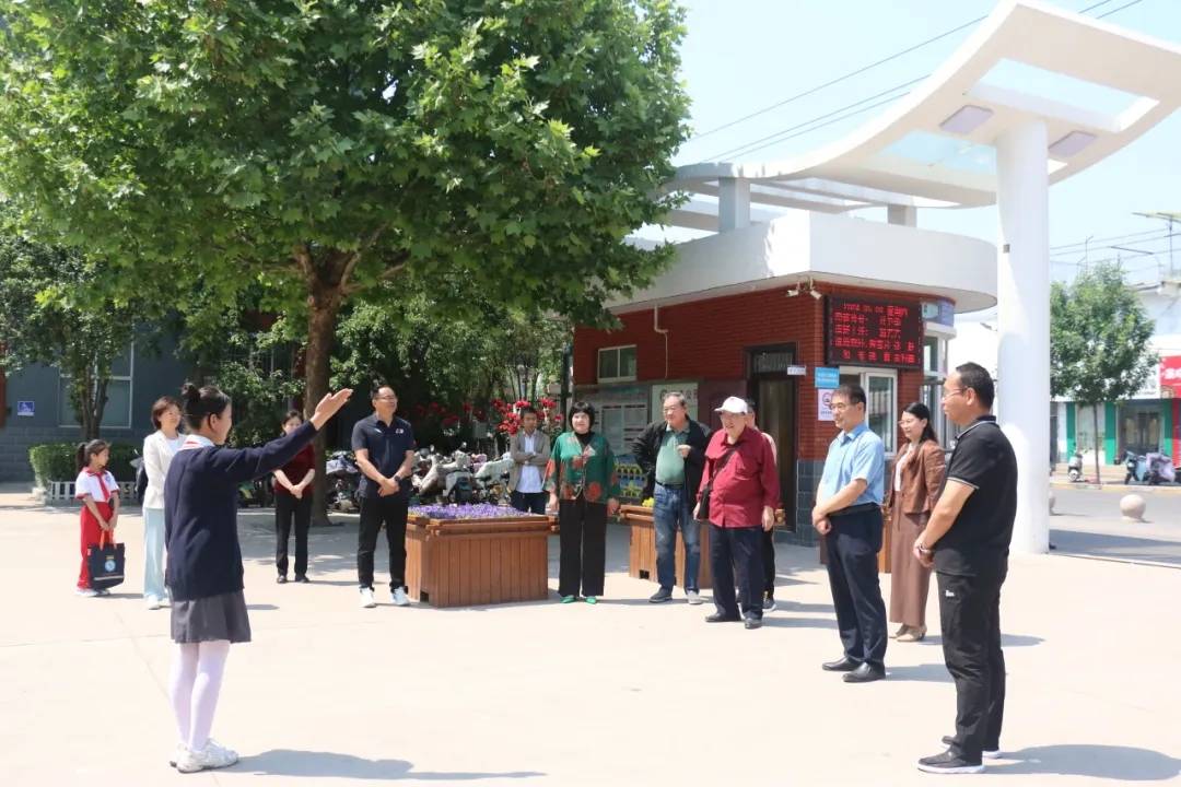 河南安阳:著名古筝演奏家,作曲家焦金海教授莅临安阳市文源小学参观