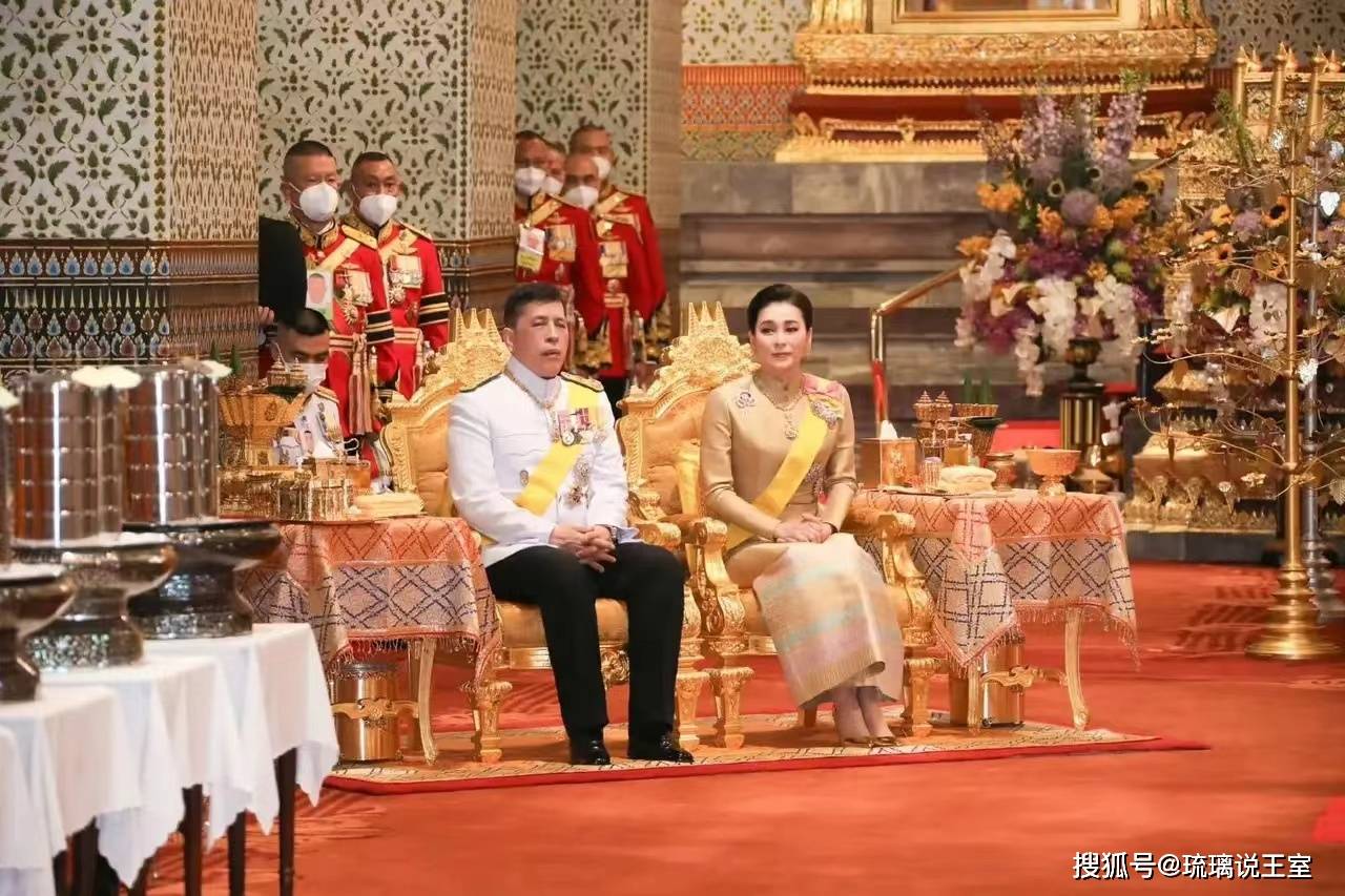   引起 泰国王后素提达处境尴尬，不得不接受回国放权的二皇子，这让泰王难以抉择。 
